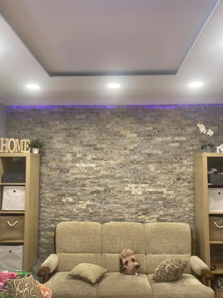 Kőburkolatos nappali LED világítással és kazettás mennyezettel