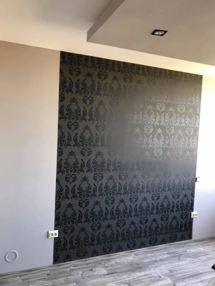 Damask mintás tapéta akcentfal — nappali