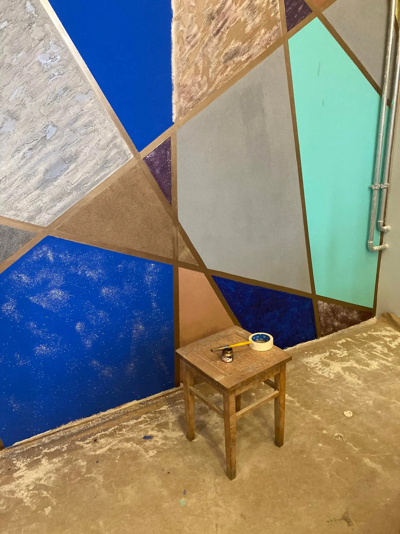 Geometriai falfestmény — egyedi dekoratív festés